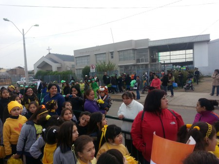 Alumnas, apoderados, profesores en dirección a plaza de armas de melipilla